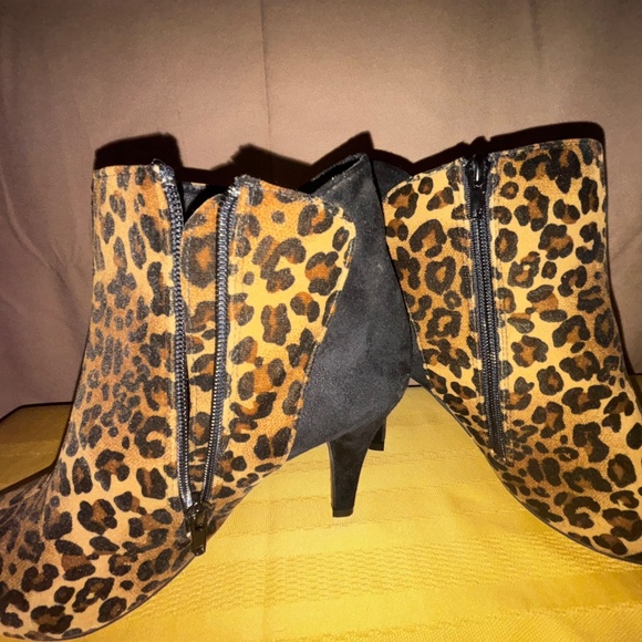 Bellini size 9 wide leopard print booties with heel and zipper - Picture 3 of 6